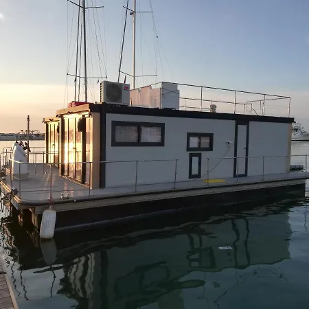 Boat House Ботель *