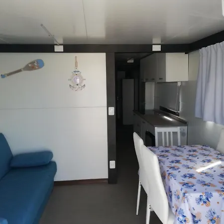Boat House Ботель