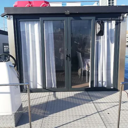 Botel Boat House Vieste